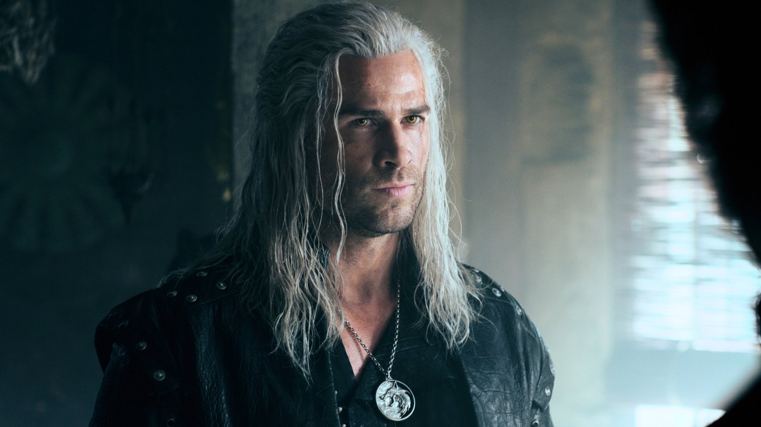 W finale "Wiedźmina" powrócą znane postaci. O jednej powstał "piękny" wierszyk Liam Hemsworth jako Geralt z Rivii w serialu "Wiedźmin"