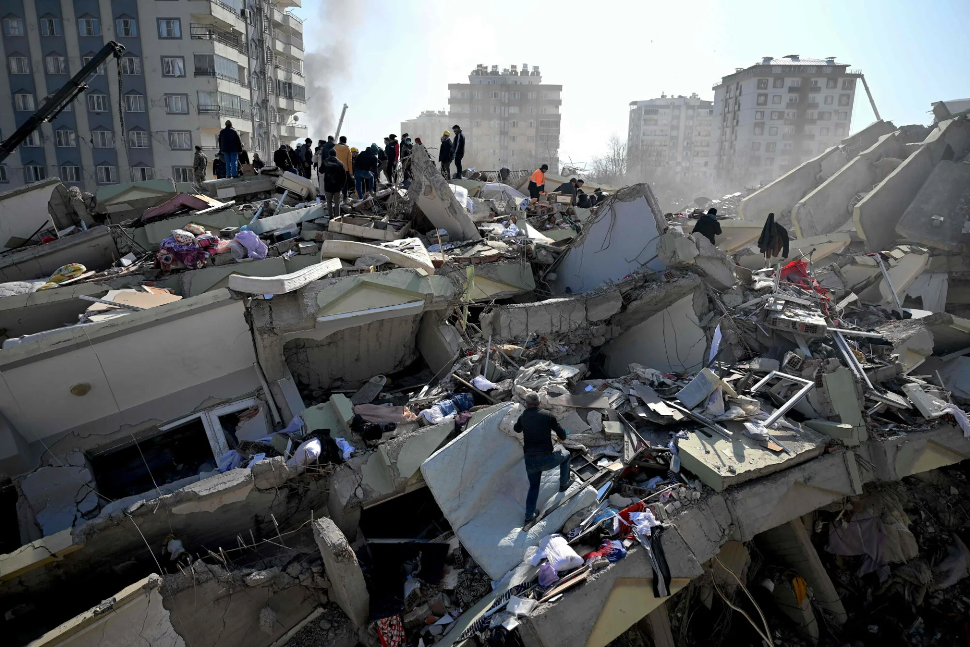 Ratownicy przeszukują gruzy zawalonych budynków w Kahramanmaras w wyniku trzęsienia ziemi na pograniczu Turcji i Syrii