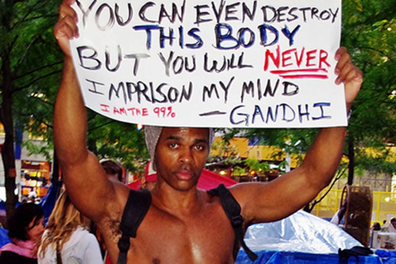 Uczestnik protestów na Wall Street.