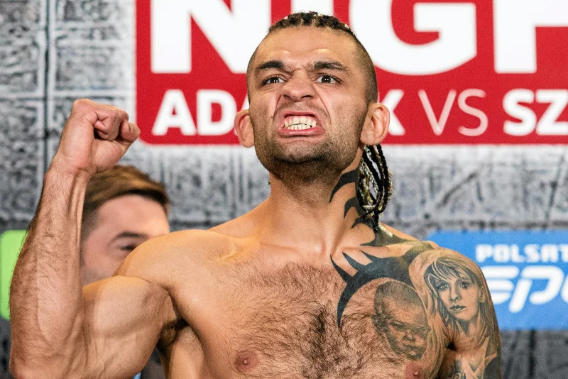 Dawid "Cygan" Kostecki podczas ceremonii ważenia zawodników przed galą boksu w listopadzie 2014 r.