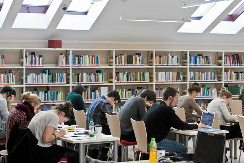 Studenci coraz rzadziej spędzają noce nad książkami. Nie muszą – egzaminatorzy zrobią wszystko, by przepchnąć ich dalej.