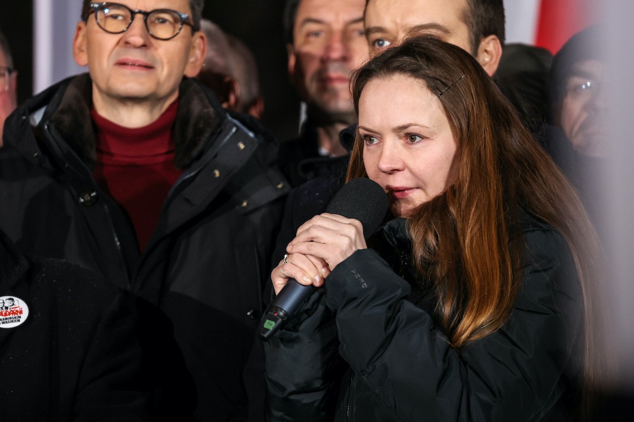 Neosędzia Barbara Kamińska na proteście PiS przed Sejmem. Żąda uwolnienia swojego męża, byłego ministra Mariusza Kamińskiego, prawomocnie skazanego za wrabianie ludzi w przestępstwo, w tym fałszowanie dokumentów.