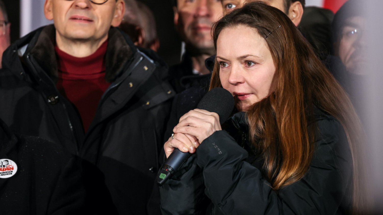 Neosędzia Barbara Kamińska na proteście PiS przed Sejmem. Żąda uwolnienia swojego męża, byłego ministra Mariusza Kamińskiego, prawomocnie skazanego za wrabianie ludzi w przestępstwo, w tym fałszowanie dokumentów.