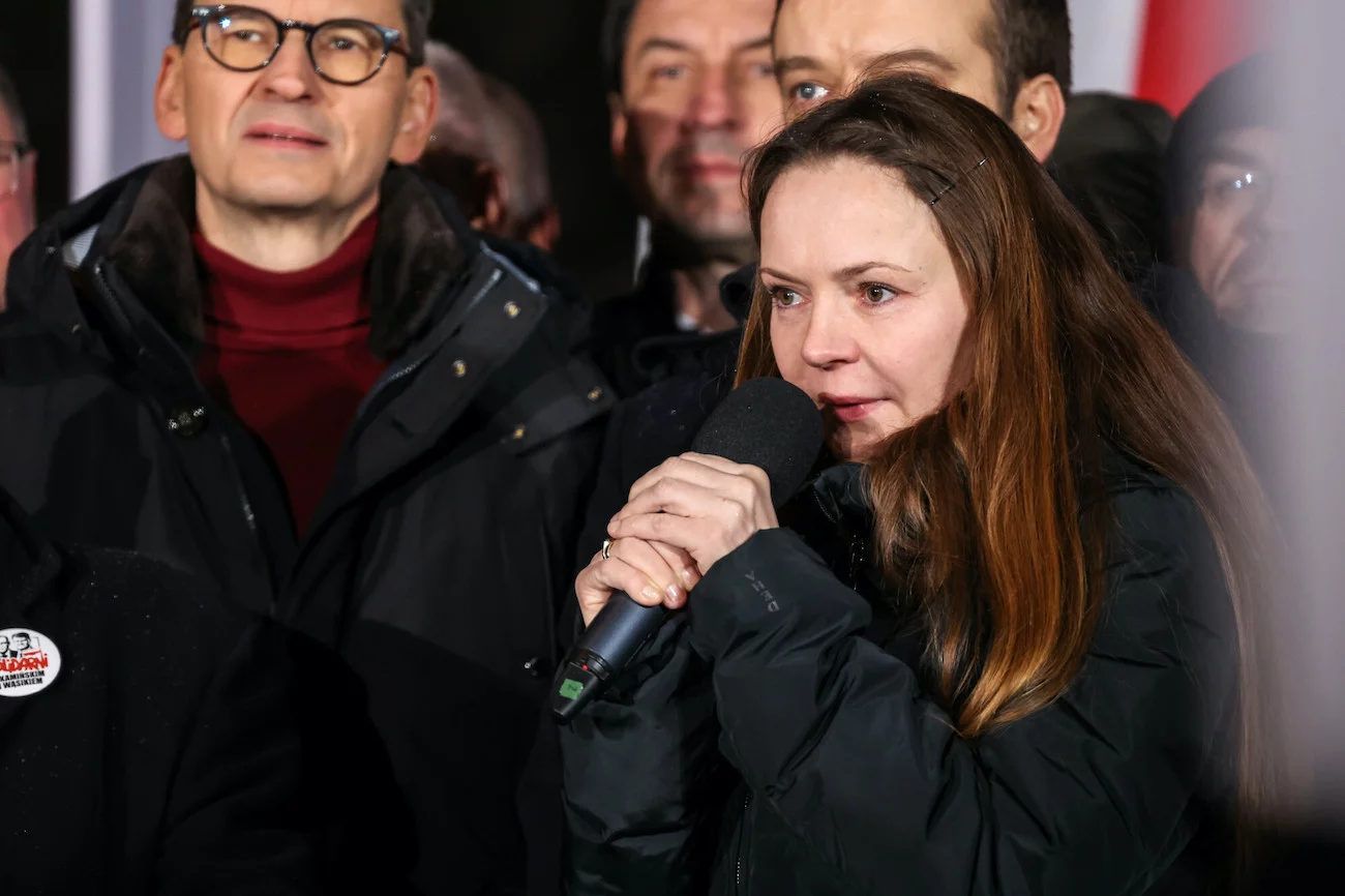 Neosędzia Barbara Kamińska na proteście PiS przed Sejmem. Żąda uwolnienia swojego męża, byłego ministra Mariusza Kamińskiego, prawomocnie skazanego za wrabianie ludzi w przestępstwo, w tym fałszowanie dokumentów.