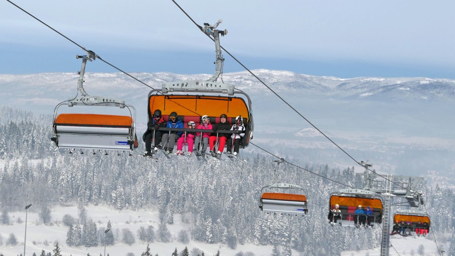 Awaria na stoku pod Wadowicami. 75 osób prawie godzinę wisiało w powietrzu
