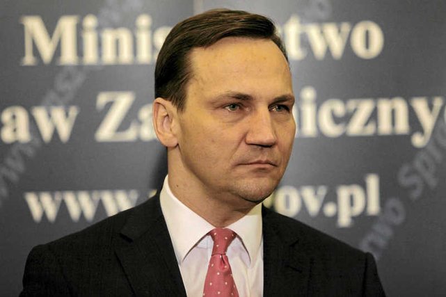Radosław Sikorski napisał nam na Twitterze, że skrytykował Davida Camerona za słowa o polskich emigrantach