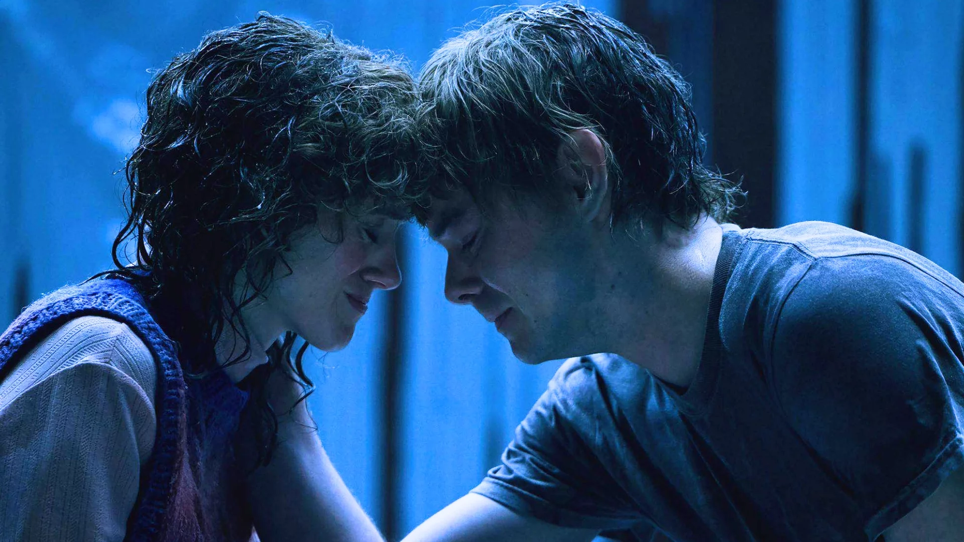 Charlie Heaton i Natalia Dyer jako Jonathan Byers i Nancy Wheeler w 5. sezonie "Stranger Things"