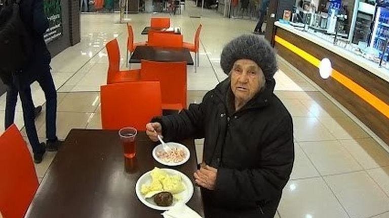 Pracownik lokalu z Moskwy bohaterem internautów