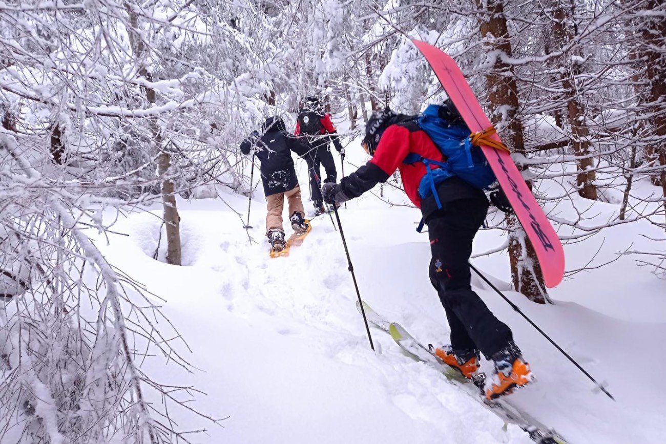 Zdjęcia z akcji GOPR, snowboardzista i ratownicy przemierzają zasypany śniegiem szlak