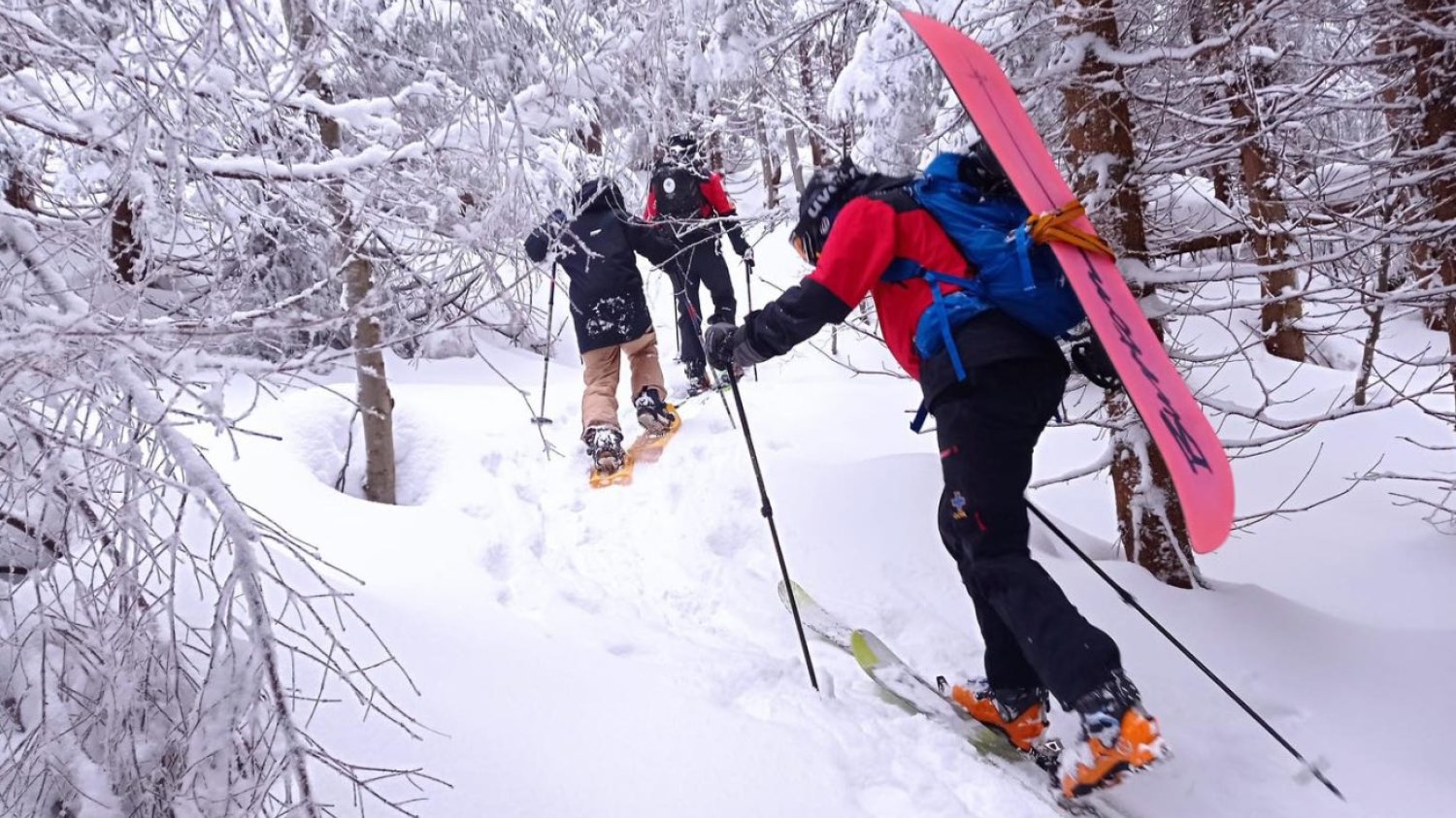 Zdjęcia z akcji GOPR, snowboardzista i ratownicy przemierzają zasypany śniegiem szlak