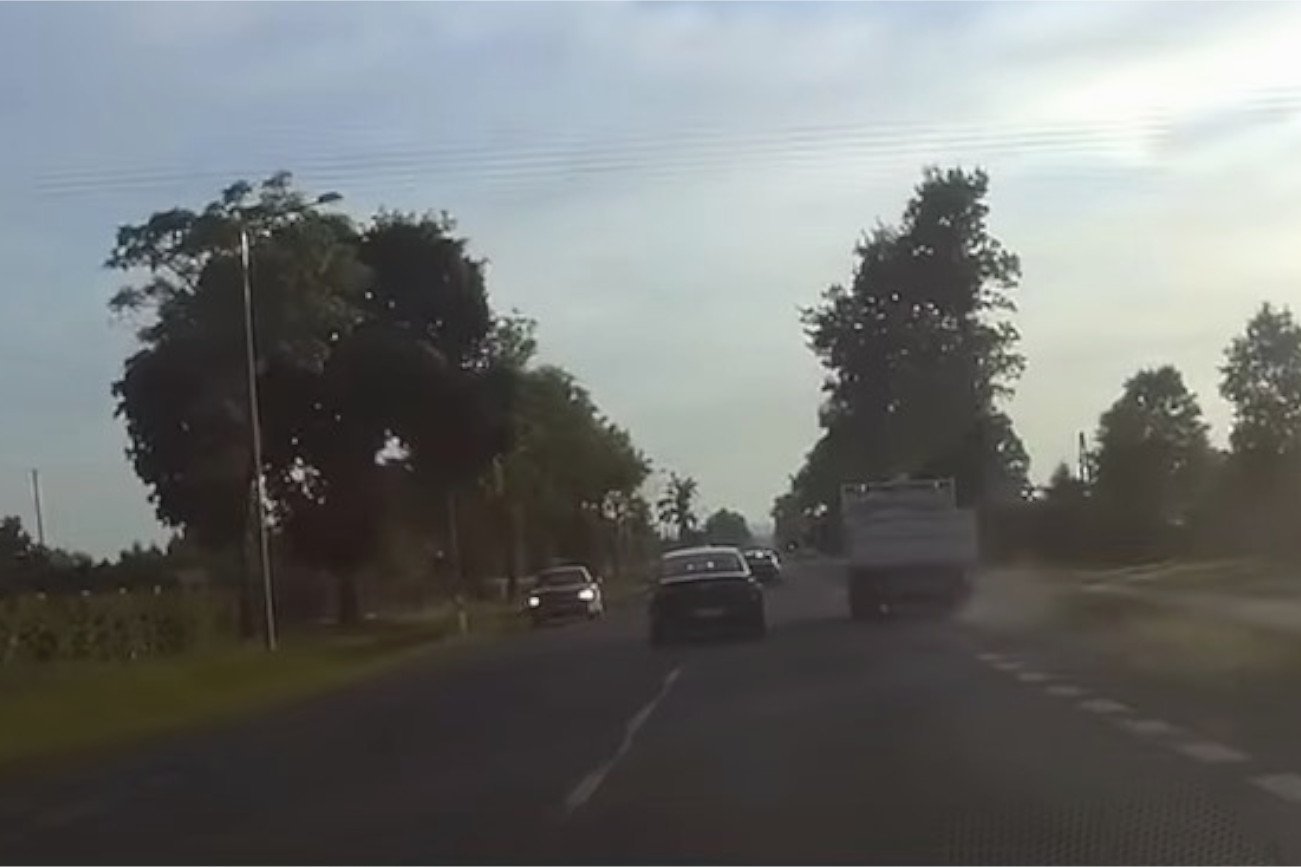 "Fakt" opublikował filmik, na którym, jak zaznacza, widać samochody z Jackiem Sasinem i Markiem Suskim.