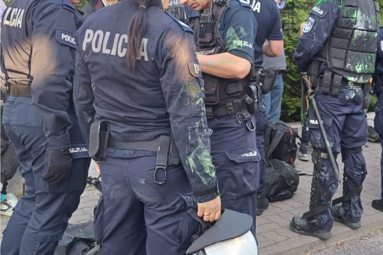 Eksmisja skłotu Zaczyn w Warszawie. Policjanci oblani farbą i fekaliami