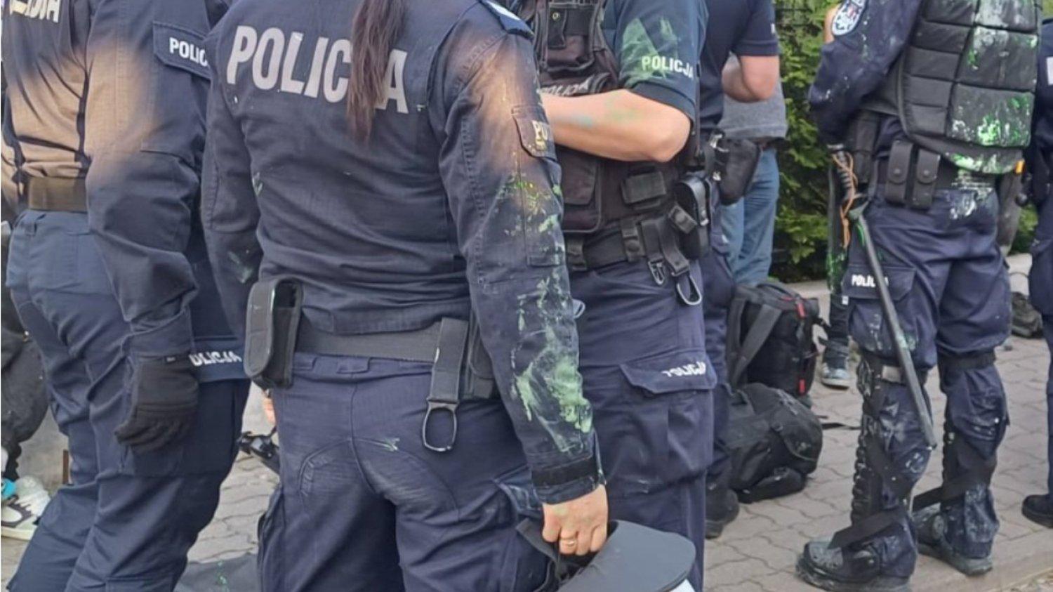 Eksmisja skłotu Zaczyn w Warszawie. Policjanci oblani farbą i fekaliami