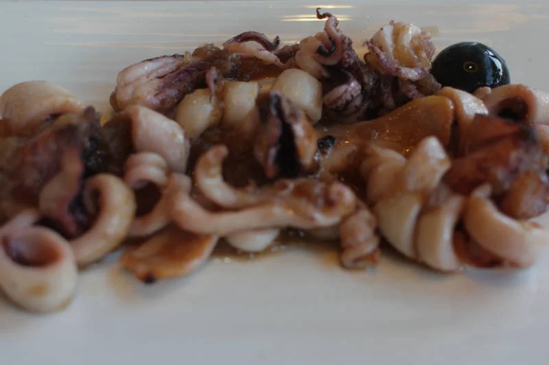 Chipipulpo z cebulą. Czyli kalmary ze sferą z sepią (barwnikiem, naturalnym rodzajem atramentu). Po jej przegryzieniu niesamowite wrażenie eksplozji smaku w ustach. Genialne danie!