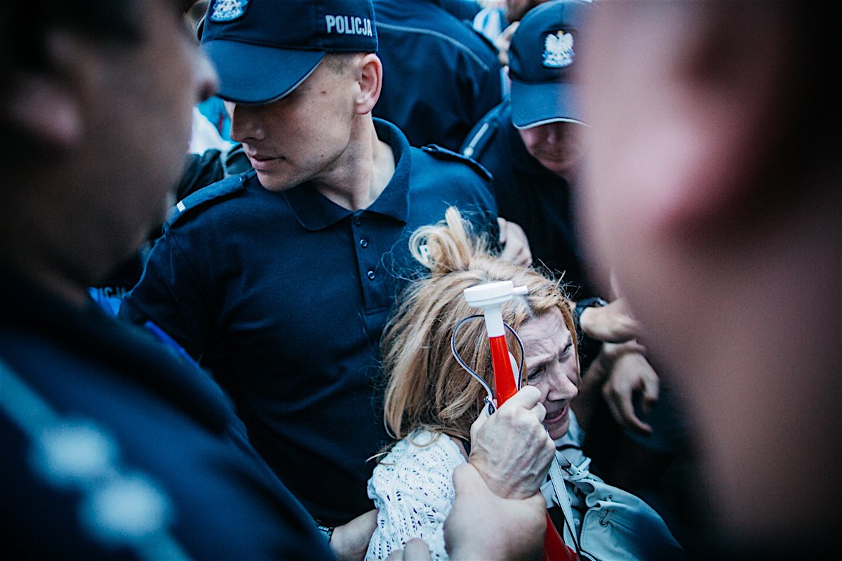 Fotoreporter naTemat był świadkiem brutalnych działań policji wobec co najmniej jednej uczestniczki protestu przeciwko PiS.