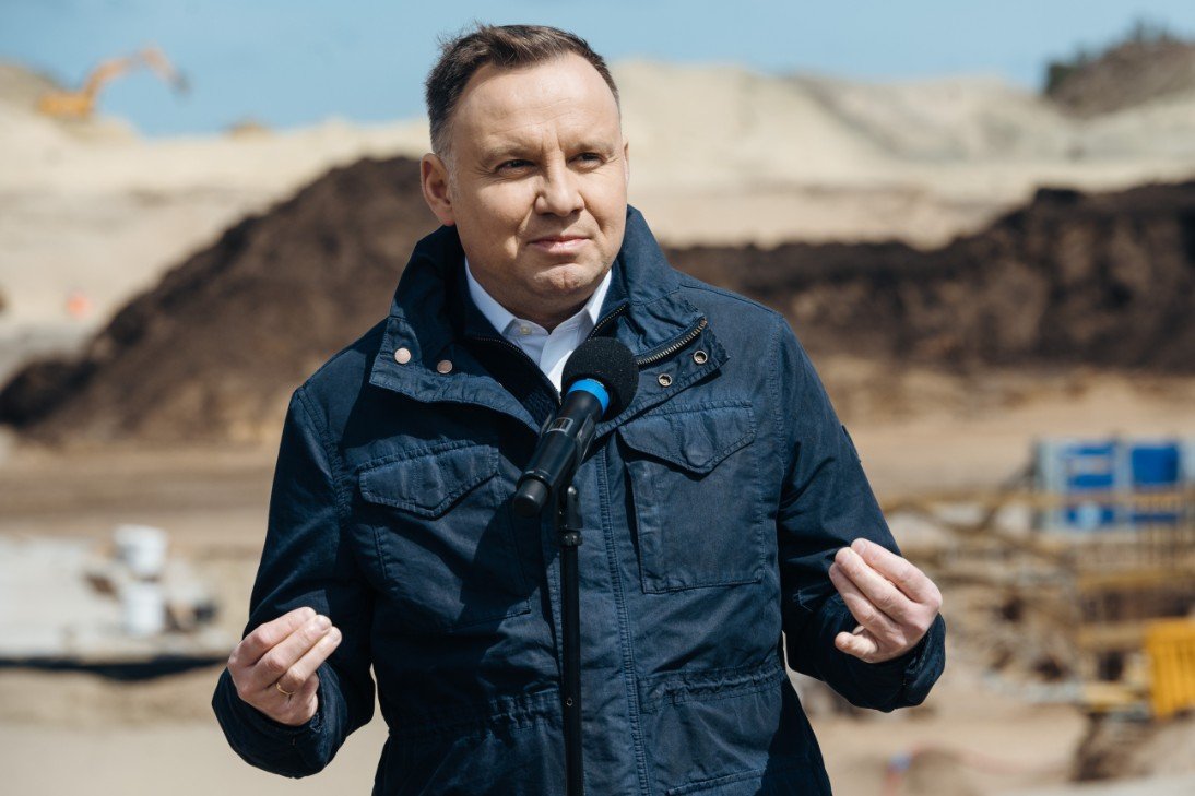 Andrzej Duda skierował do Sejmu projekt ustawy o dodatku solidarnościowym. Przewiduje 1,4 tys. zł przez maksymalnie trzy miesiące dla osób zwolnionych z pracy po 31 marca.
