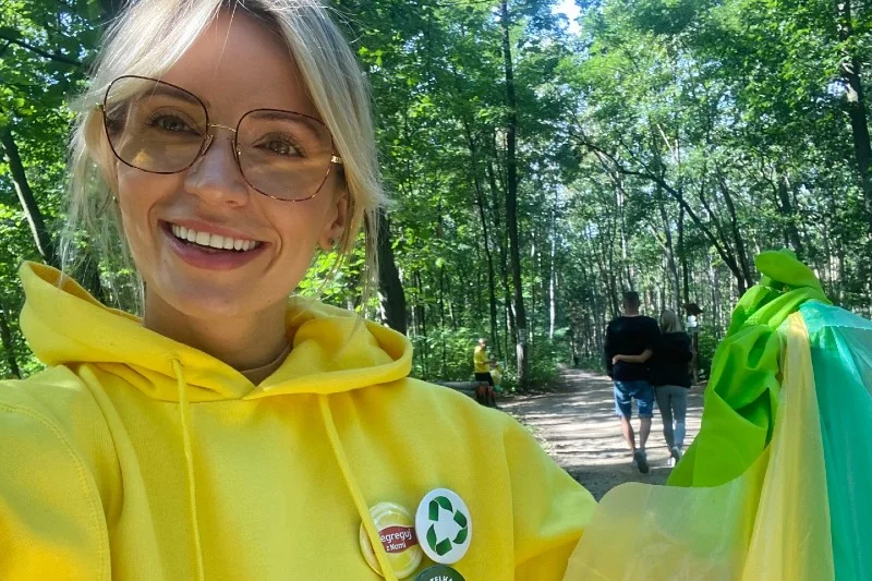 Do akcji Lipton Ice Tea przyłączyli się influencerzy, którzy zbierali odpady w Parku Kampinoskim