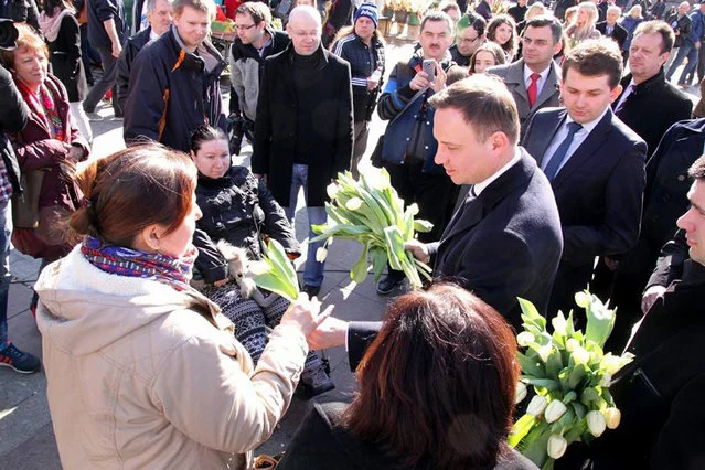Podczas kampanii wyborczej, Andrzej Duda rozdawał w Krakowie kwiaty.