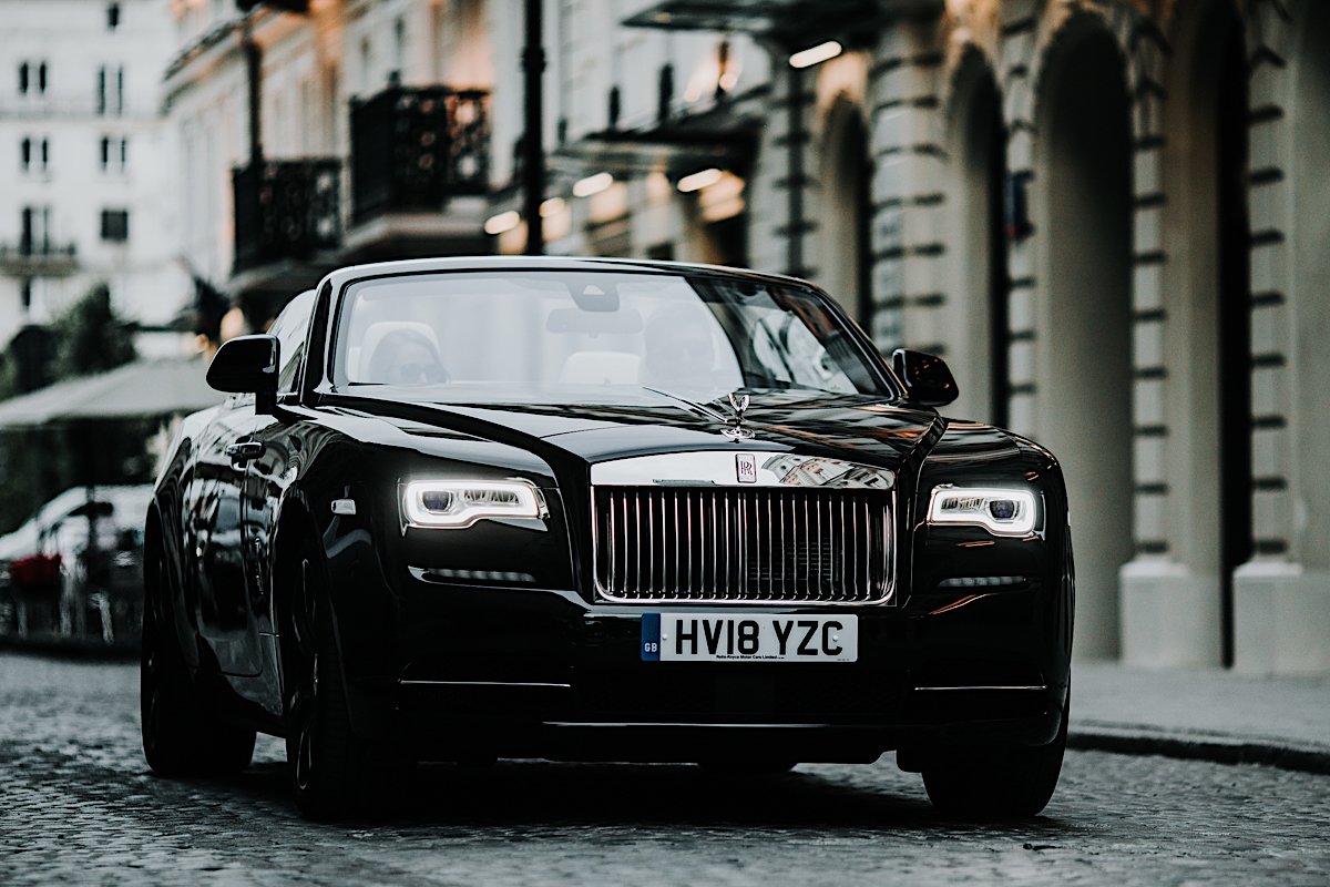 Rolls-Royce Dawn przytłacza swoją majestatycznością. Ale robi to dobrze.