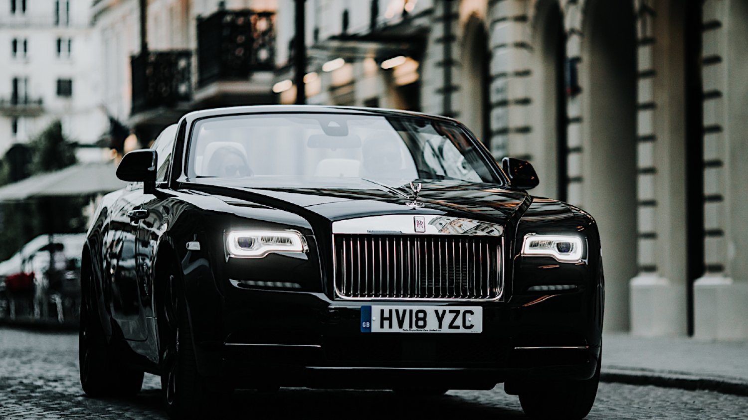 Rolls-Royce Dawn przytłacza swoją majestatycznością. Ale robi to dobrze.