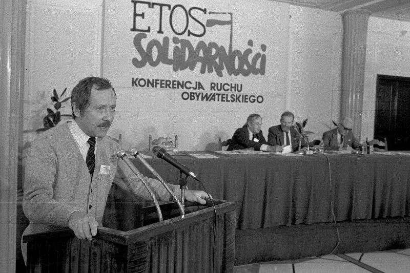 Janusz Onyszkiewicz był rzecznikiem prasowym "Solidarności". 1989 rok, konferencja Ruchu Obywatelskiego Etos Solidarności.