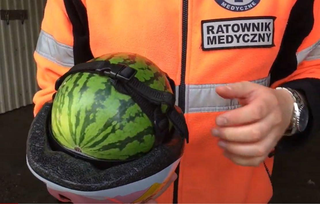 Ratownicy medyczni zachęcają, by podczas wakacyjnej aktywności fizycznej używać kasków ochronnych na głowę.