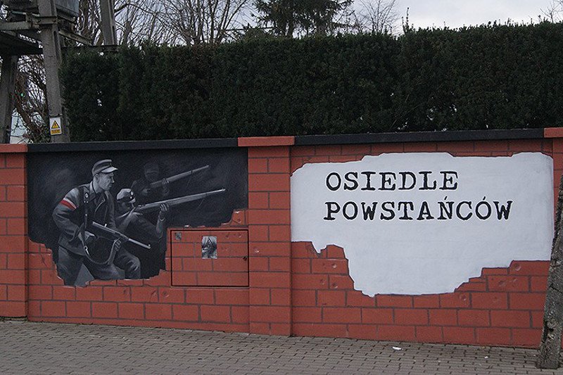 Mur wokół Osiedla Powstańców w Łomiankach jest udekorowany grafiką odwzorowującą słynne zdjęcie... hitlerowców.