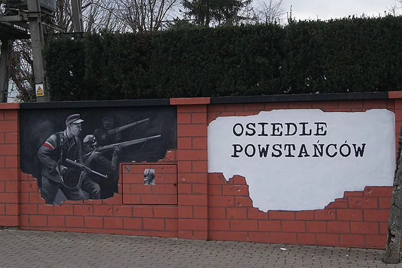 Mur wokół Osiedla Powstańców w Łomiankach jest udekorowany grafiką odwzorowującą słynne zdjęcie... hitlerowców.