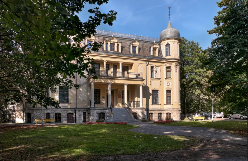 Pałac Schönów - neobarokowy pałac miejski z 1885 należący niegdyś do fabrykanckiej rodziny Schönów.