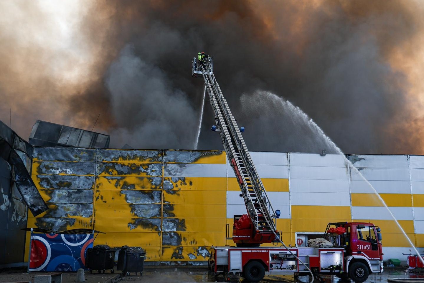Pożar na Marywilskiej. Ekspert wskazuje, co uratowało nas przed katastrofą.