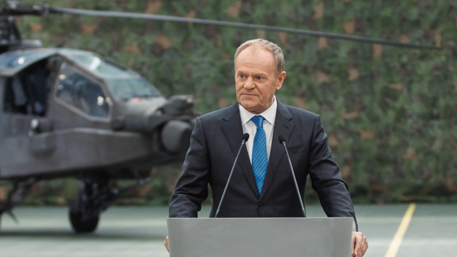 Offset 96 Apache podpisany w Łodzi. Tusk ogłasza przełomową inwestycję Donald Tusk, w tle śmigłowiec Apache