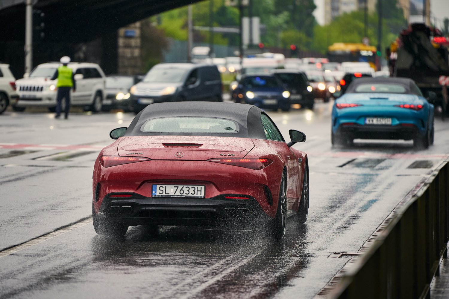 AMG SL w czasie deszczu teoretycznie... nie ma sensu. Jednak nawet w ulewie ten Mercedes może dostarczyć jednak sporo radości z jazdy.