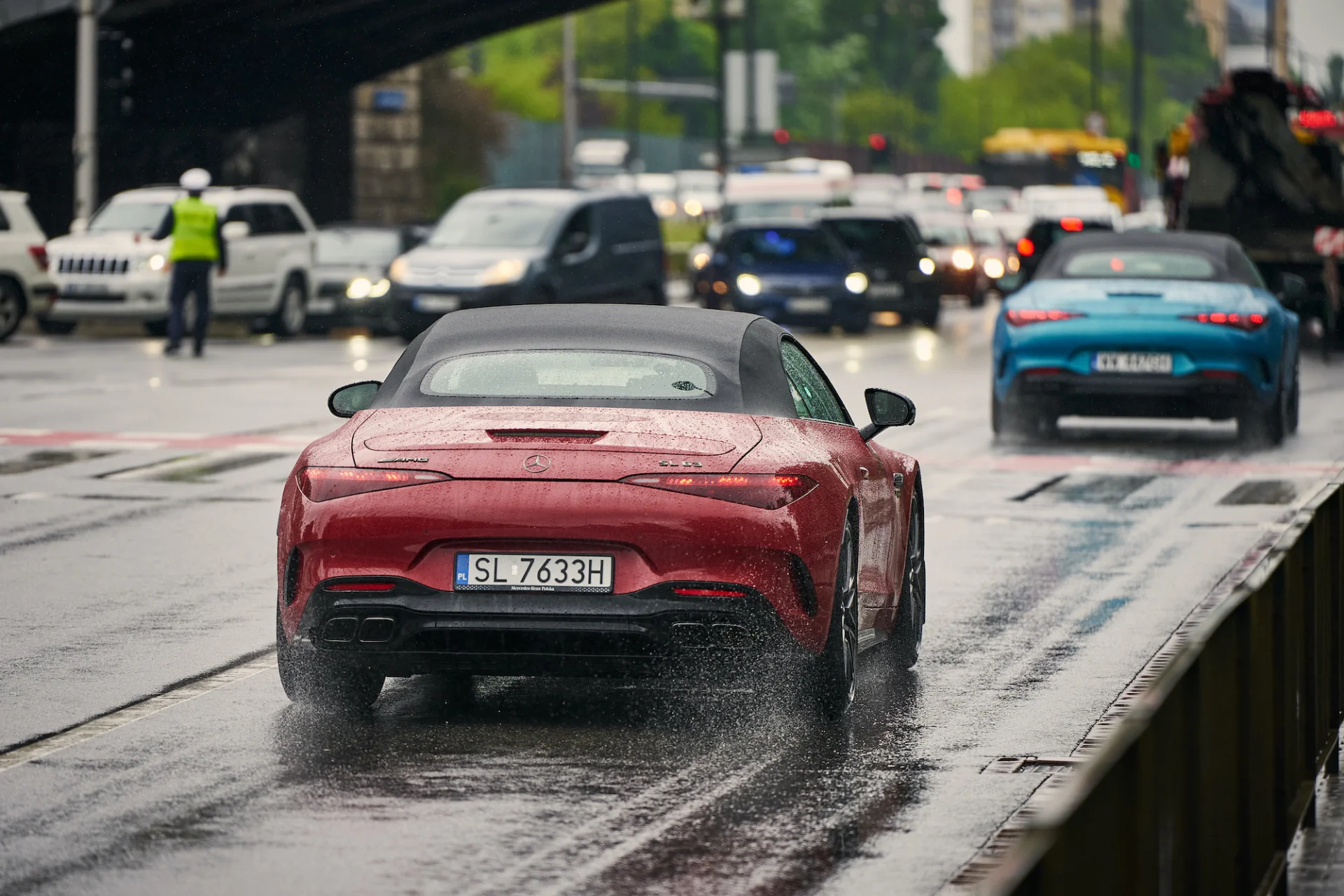 AMG SL w czasie deszczu teoretycznie... nie ma sensu. Jednak nawet w ulewie ten Mercedes może dostarczyć jednak sporo radości z jazdy.