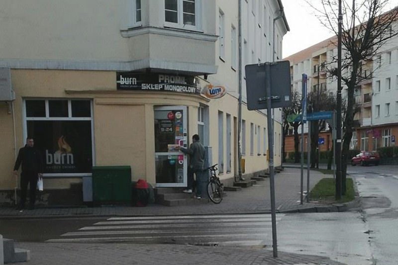 W niedzielę, pierwszy dzień świąt wielkanocnych w Ełku był otwarty sklep monopolowy należący do żony posła PiS Wojciecha Kossakowskiego.