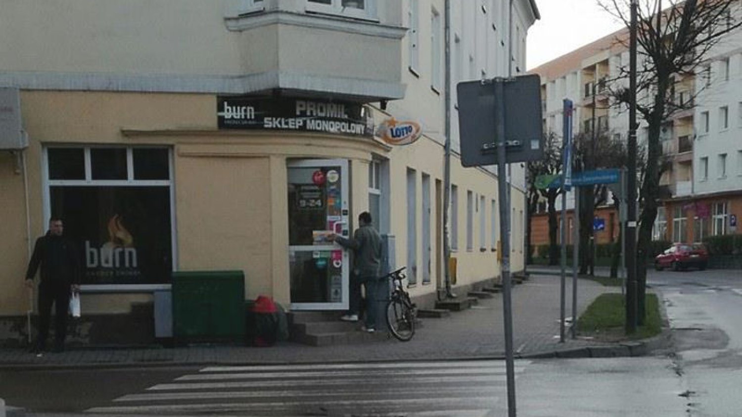 W niedzielę, pierwszy dzień świąt wielkanocnych w Ełku był otwarty sklep monopolowy należący do  żony posła PiS Wojciecha Kossakowskiego.