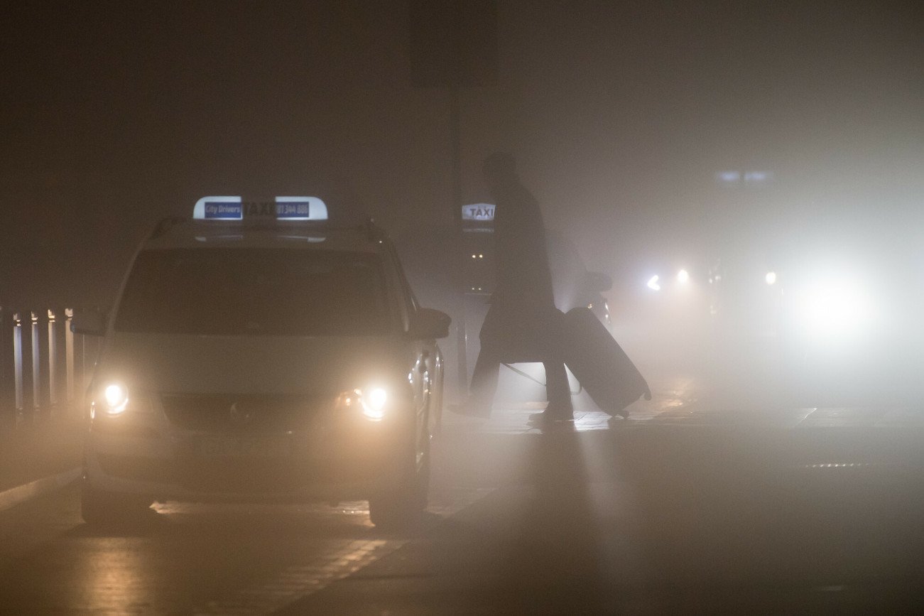 W nocy Polskę spowije gęsta mgła. IMGW ostrzega przed słabą widocznością.