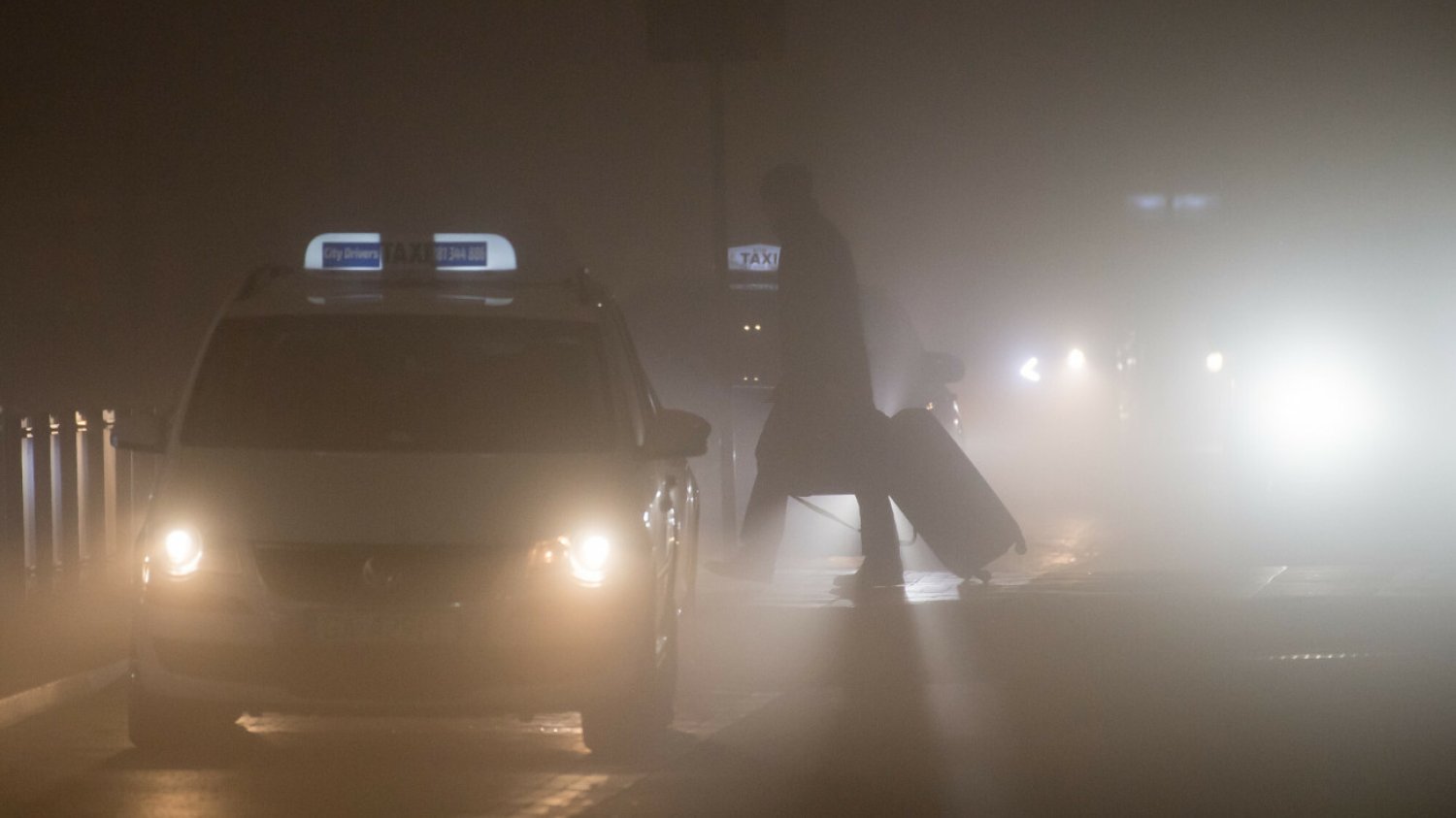 W nocy Polskę spowije gęsta mgła. IMGW ostrzega przed słabą widocznością.