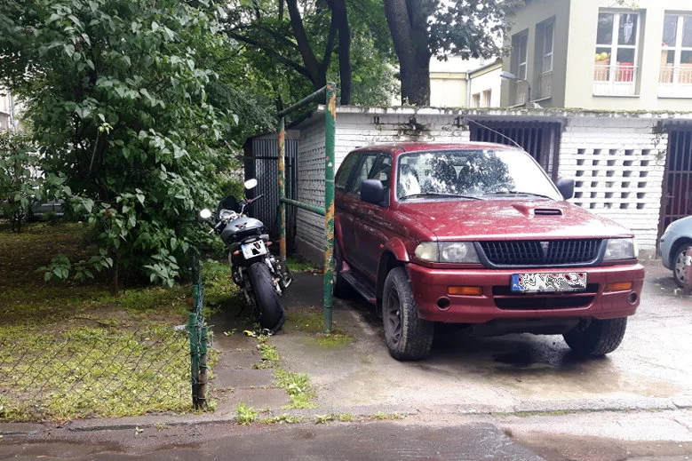 Pojazdy zajmują każdy wolny kawałem placu.