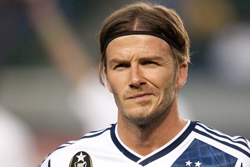 David Beckham kończy karierę piłkarską.