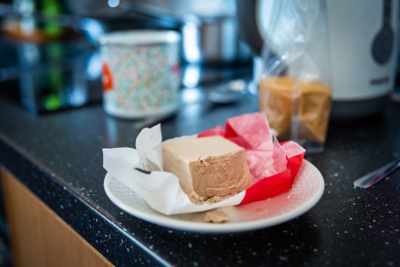 W trakcie epidemii ludzie wykupili drożdże ze sklepów.