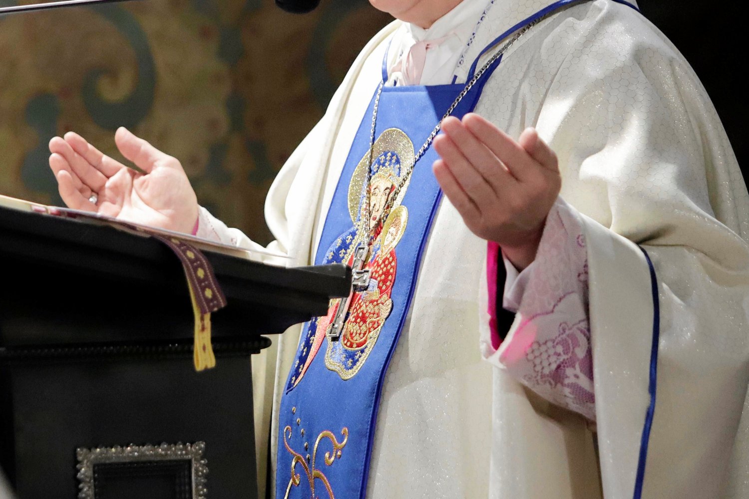 Wikary, który podczas kazania w kościele w Kaliszu miał nazwać Roberta Biedronia "pedałem" został przeniesiony do innej parafii.