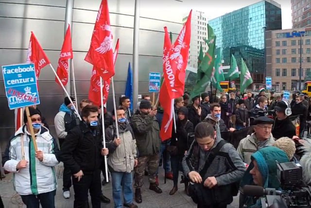 Kilkunastu nacjonalistów protestowało dziś na rondzie ONZ przeciwko zasadom serwisu internetowego Marka Zuckerberga.