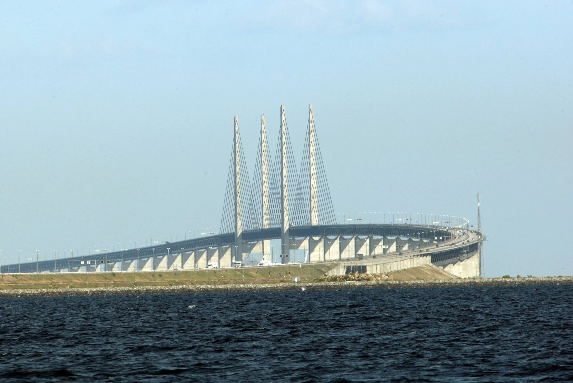 Słynny most (przechodzący w tunel) nad Cieśniną Öresund łączący Kopenhagę z Malmö.