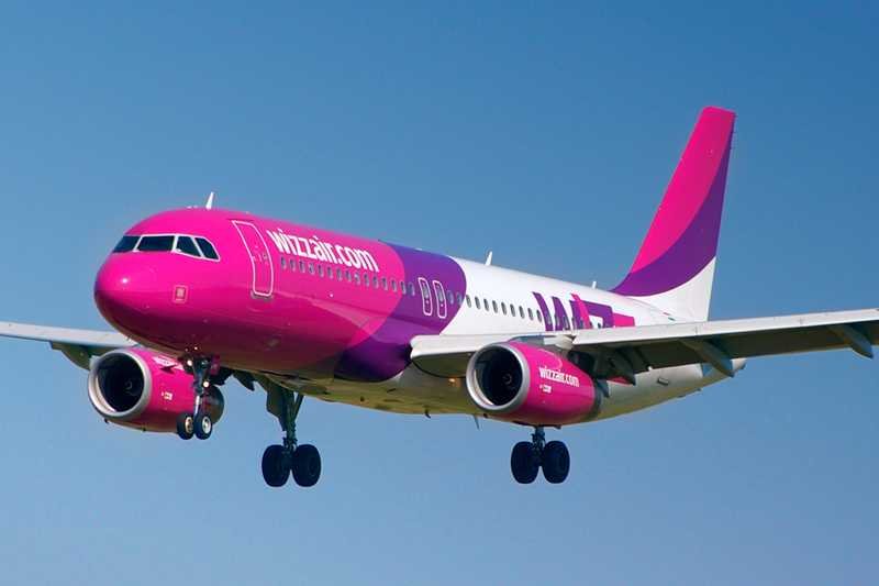 Airbus A320-200 linii lotniczych Wizz Air ląduje w Gdańsku.
