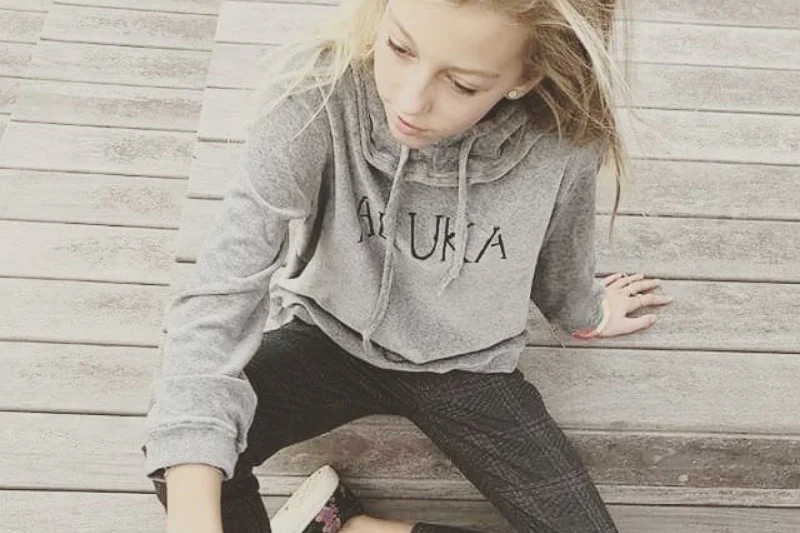 Bluza w połączeniu z eleganckimi spodniami to modne i wygodne rozwiązanie