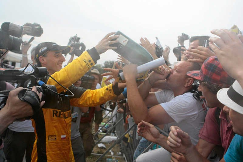 Powrót Robert Kubicy do ścigania sprawił, że w telewizji pojawią się relacje z rajdów samochodowych. Zdjęcie z Renault F1 Team Show w 2010 roku.