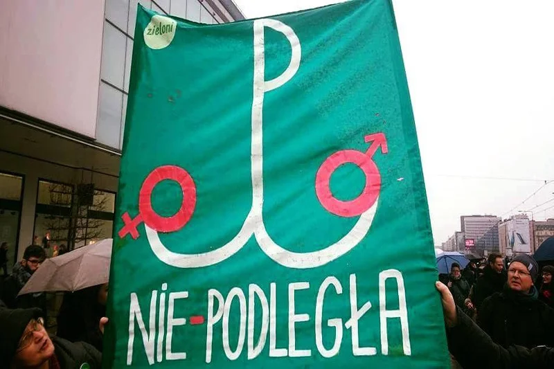 Właśnie za ten transparent, aktywiści Partii Zielonych są oskarżeni o "zniewagę symbolu Polski Walczącej".