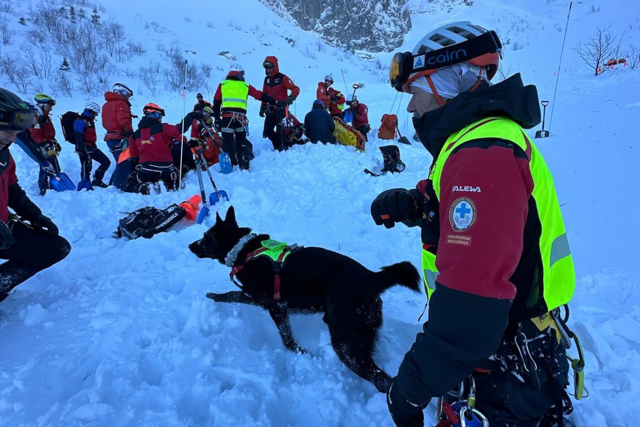 W Tatrach zeszła kolejna lawina. Pod śniegiem mogą być ludzie