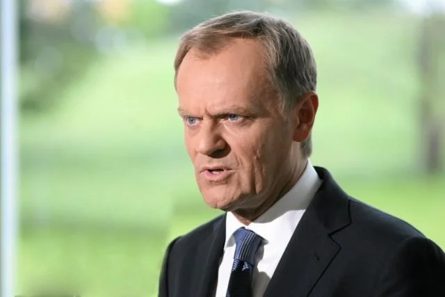 Czy Donald Tusk jest odpowiedzialny za katastrofę smoleńską? Pytanie o takiej treści wysyłała w SMS-ie jedna z firm.