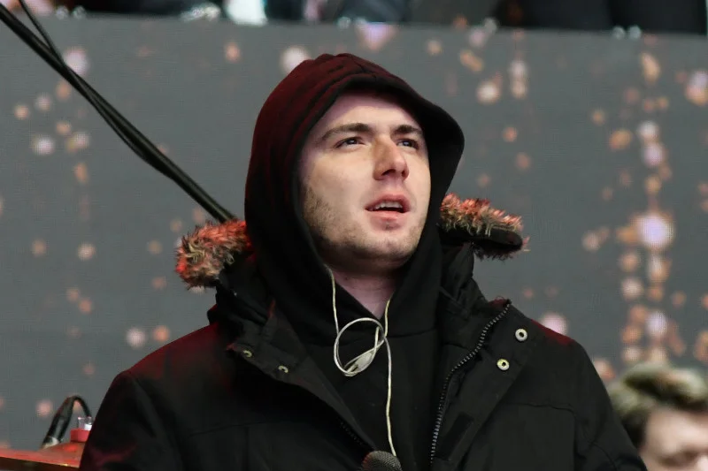 Kamil Bednarek odpowiada na krytykę ws. pobierania sowitego wsparcia od rządu PiS.